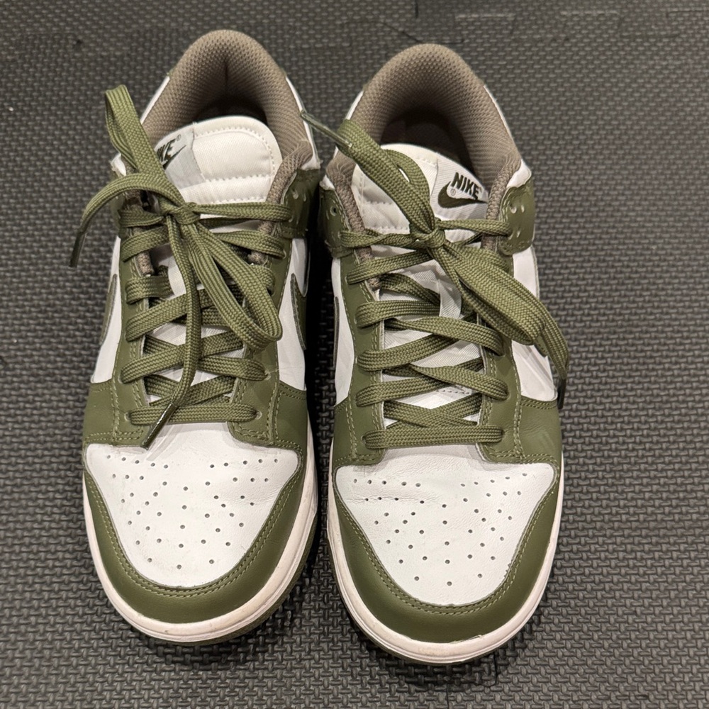 Nike Women's Green and White Athletic Shoes